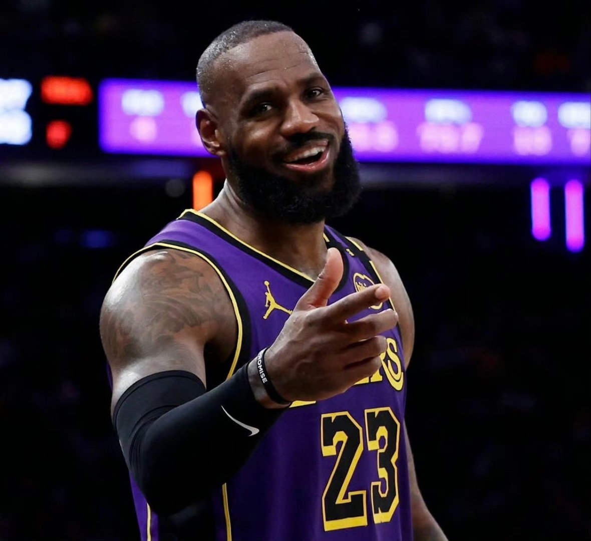 玩加电竞-詹姆斯迎来十五赛季高光表现，掘金球迷沸腾！的简单介绍